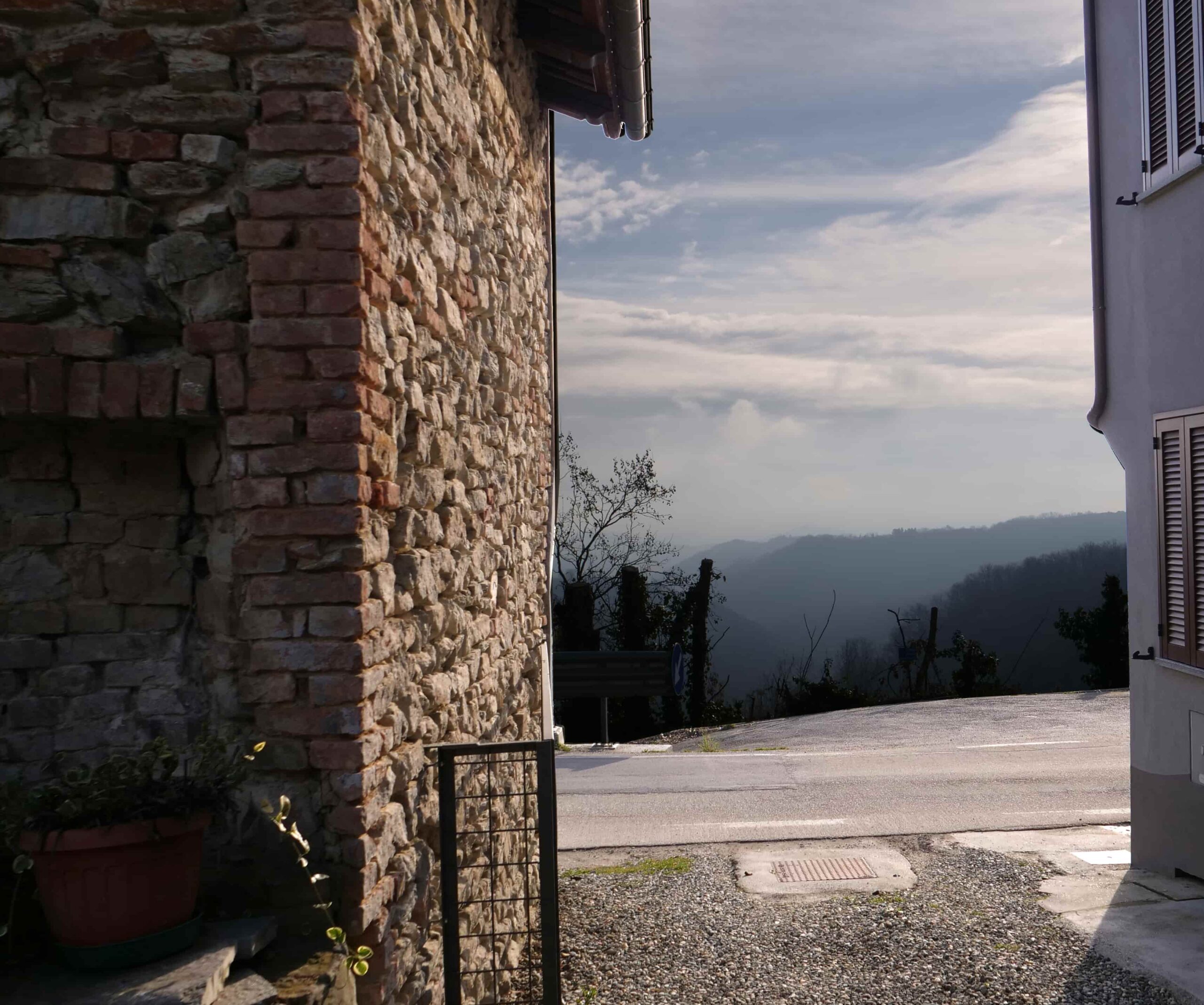 Vista sulle colline del Monferrato da Cocconato, sede dell'Osteria della Pompa
