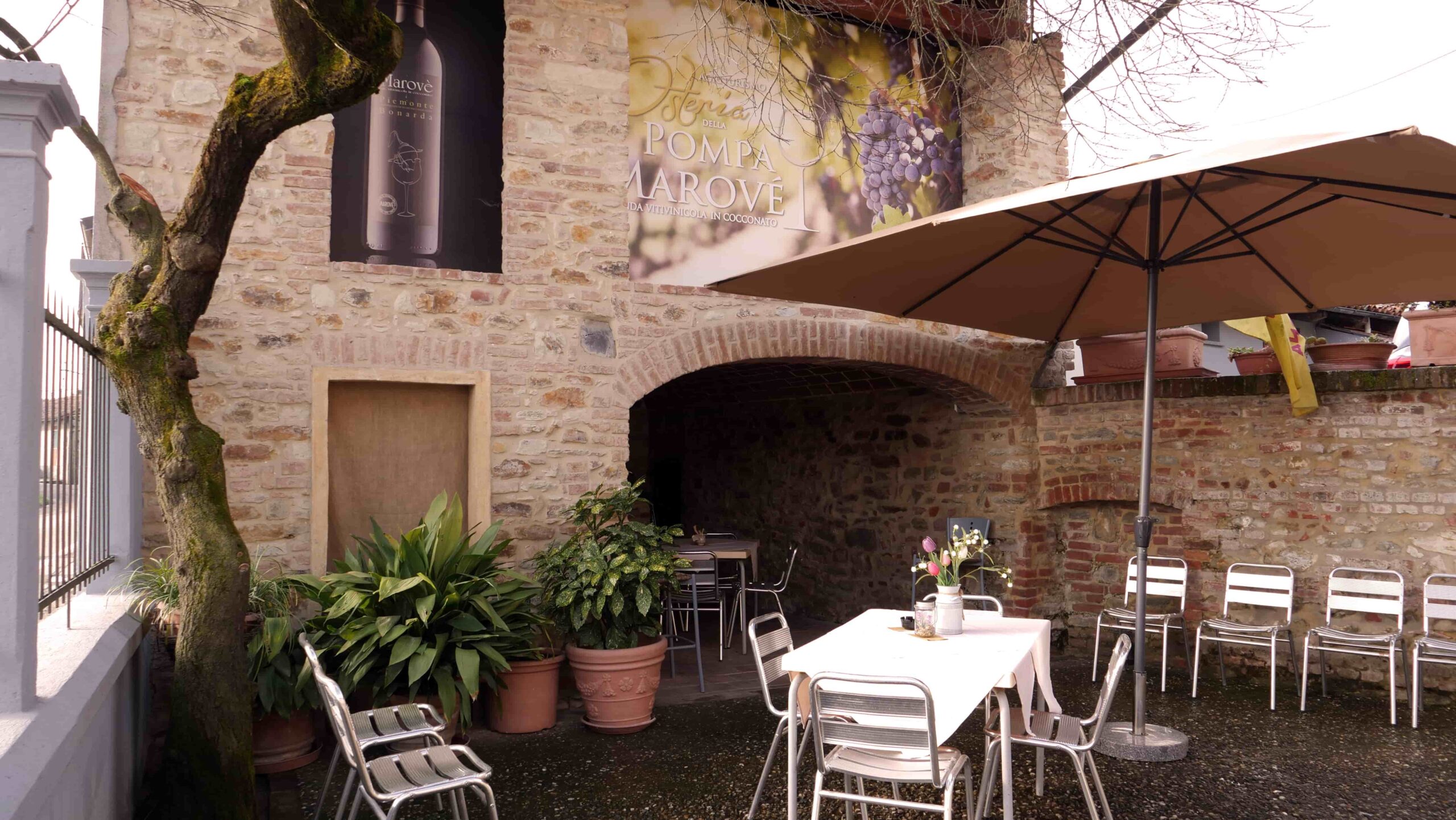 Insegna dell'Osteria della Pompa e Azienda Vitivinicola Marovè a Cocconato