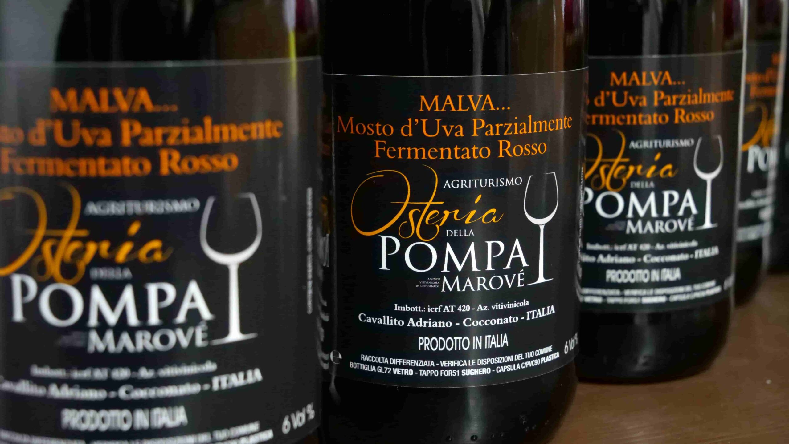 Bottiglie di Malva, mosto d'uva parzialmente fermentato rosso di Marovè, Cocconato