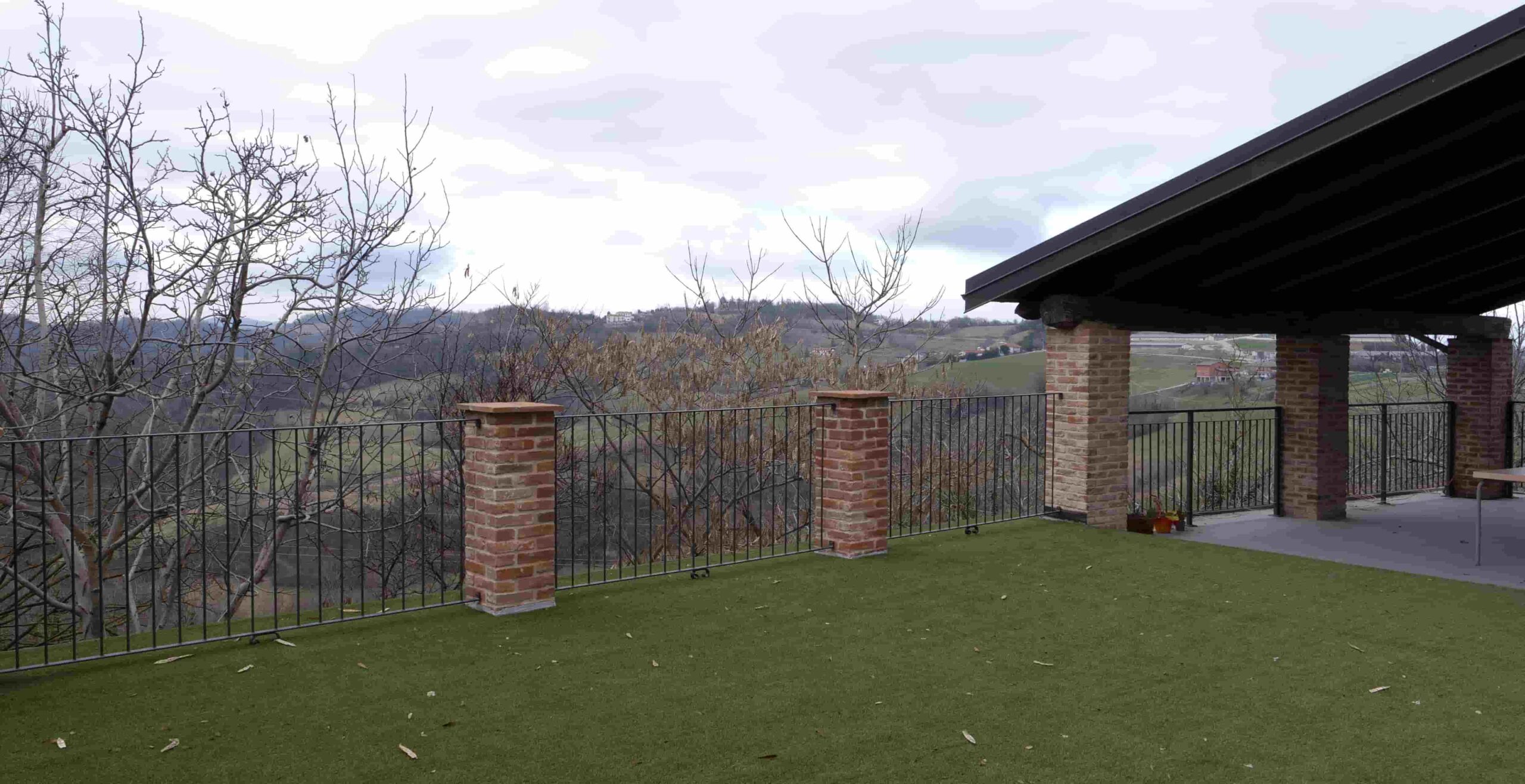 Terrazza panoramica dell'Osteria della Pompa con vista sulle colline del Monferrato